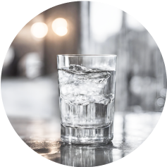 写真：水が入ったコップ