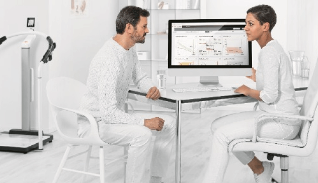 写真：モニターの前で話す男女