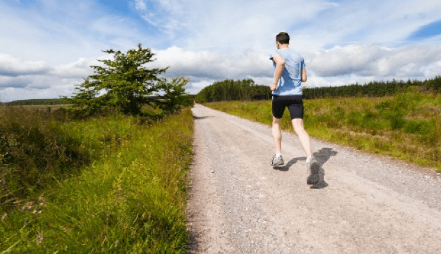 写真：走る男性