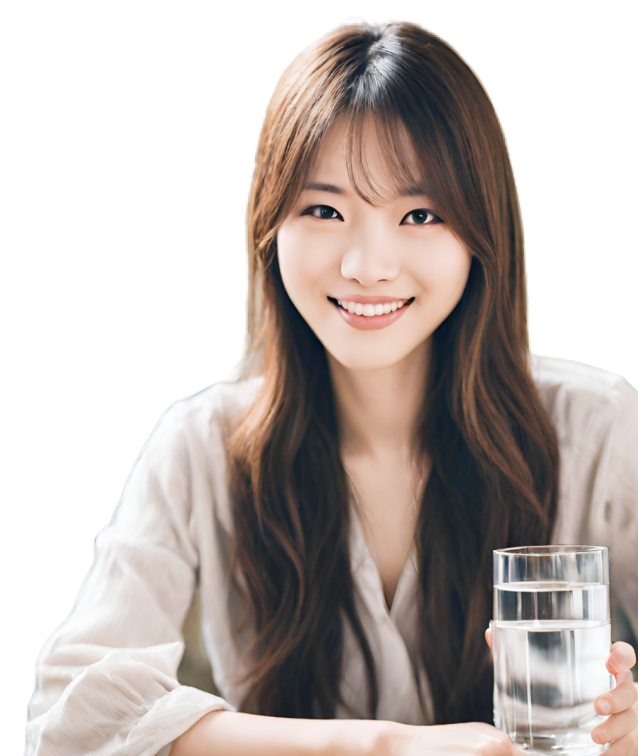 水の入ったコップを持ち、微笑む女性