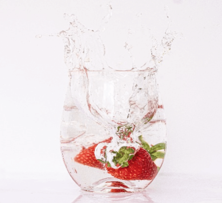 写真：コップに入った水とイチゴ