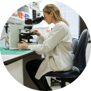 顕微鏡をのぞく女性