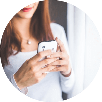 写真：スマートフォンを操作する女性