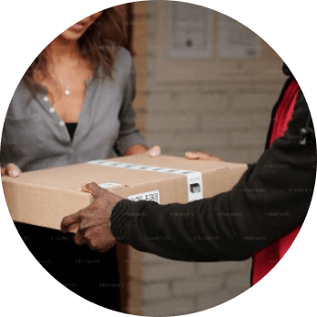 写真：荷物を受け取る女性